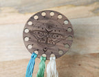 Organizador para hilo de bordar Mystical Moth, madera de nogal de Sunrise Grove