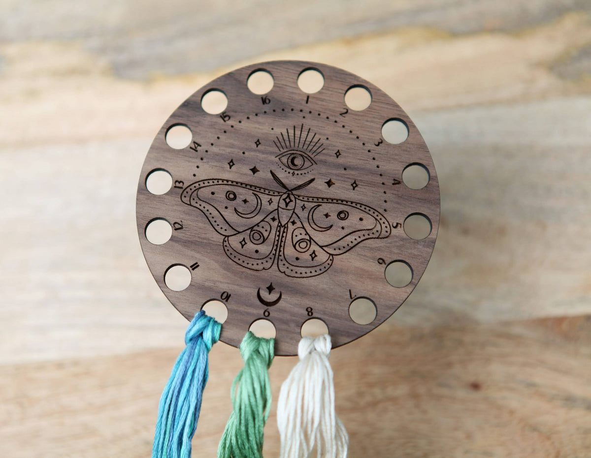 Organizador para hilo de bordar Mystical Moth, madera de nogal de Sunrise Grove