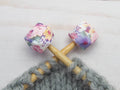 Mauve Floral Hexagon | Topes de puntos (Stitch Stoppers) para tejer de Fox & Pine Stitches