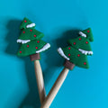 Árbol de Navidad, pino con nieve, regalito para la bota navideña, de Comma Craft Co