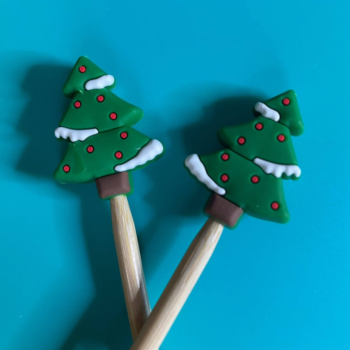 Árbol de Navidad, pino con nieve, regalito para la bota navideña, de Comma Craft Co