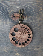 Medidor de agujas de tejer de nogal Dandelion con broche de bronce de Sunrise Grove