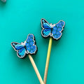 Mariposa azul con flor, regalo de naturaleza para quienes tejen, de Comma Craft Co