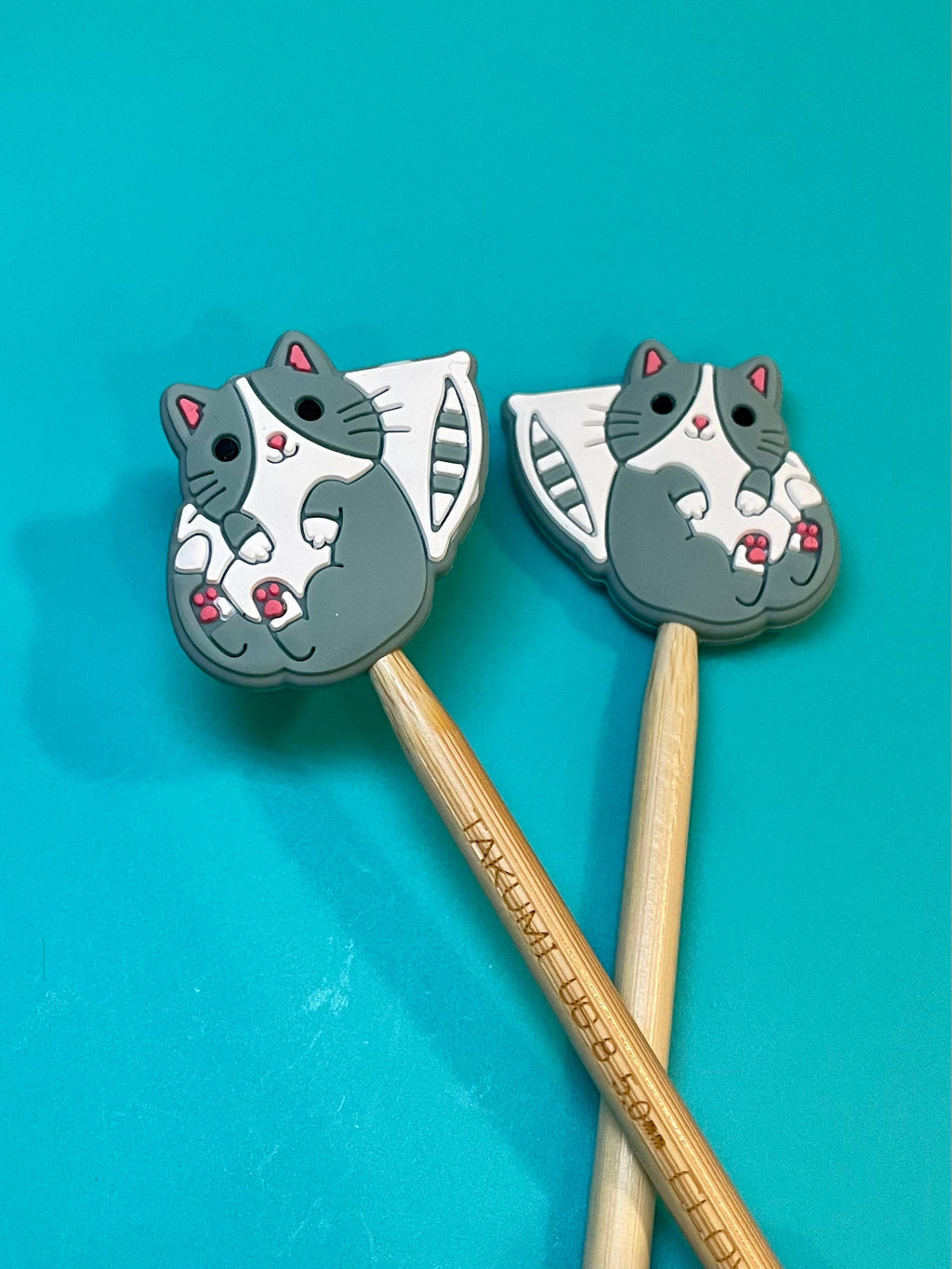 Protectores de puntas para agujas de tejer gato dormido en una almohada de Comma Craft Co