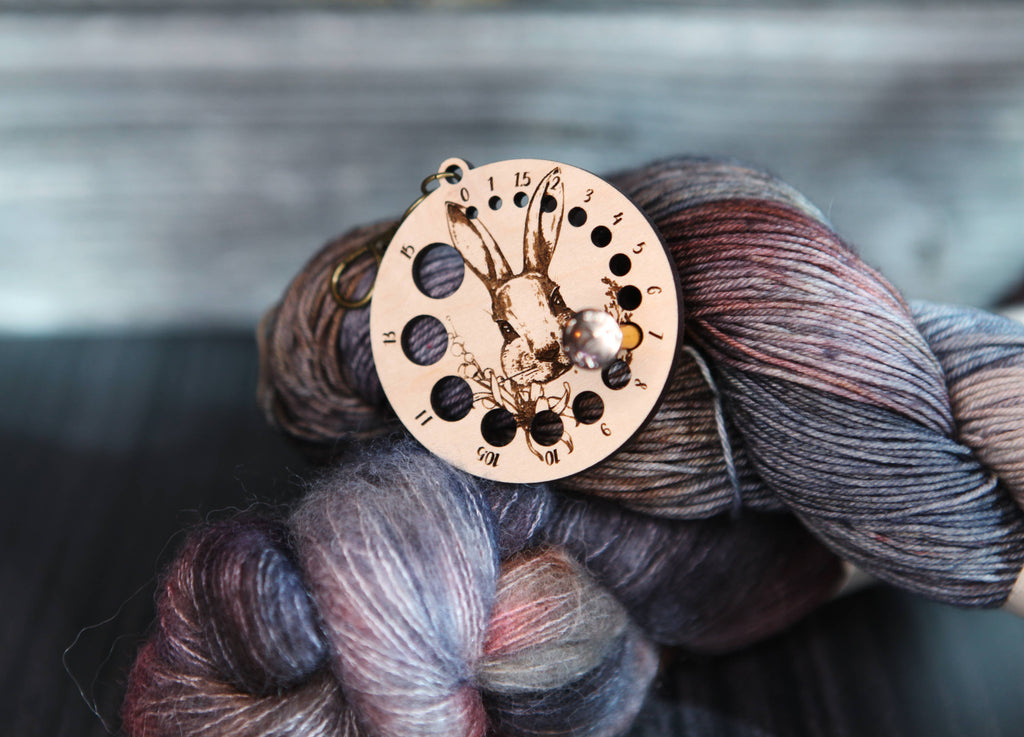 Medidor de agujas Rabbit in Forest con broche de bronce de Sunrise Grove