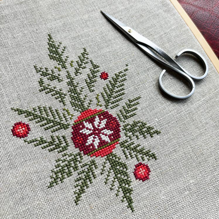 Oh Christmas Tree: kit de punto de cruz, lino de 32 ct de Love Poppet