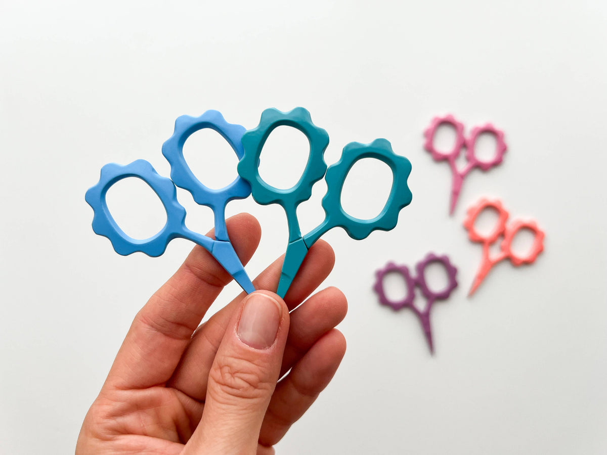 Small Flower scissors, tiny embroidery scissors by Matryoshka Doll Shop