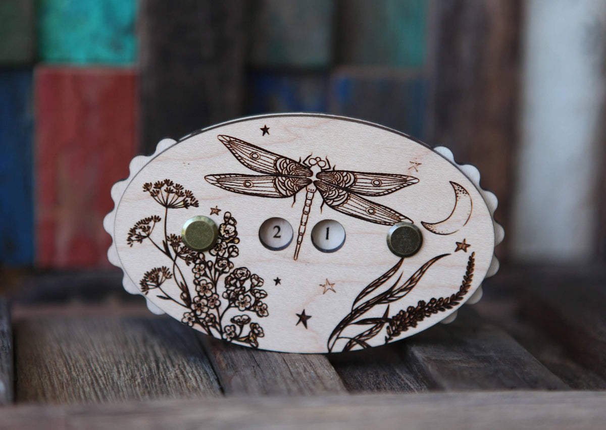 Contador de vueltas de madera de arce con libélula, estrellas y luna: Walnut de Sunrise Grove