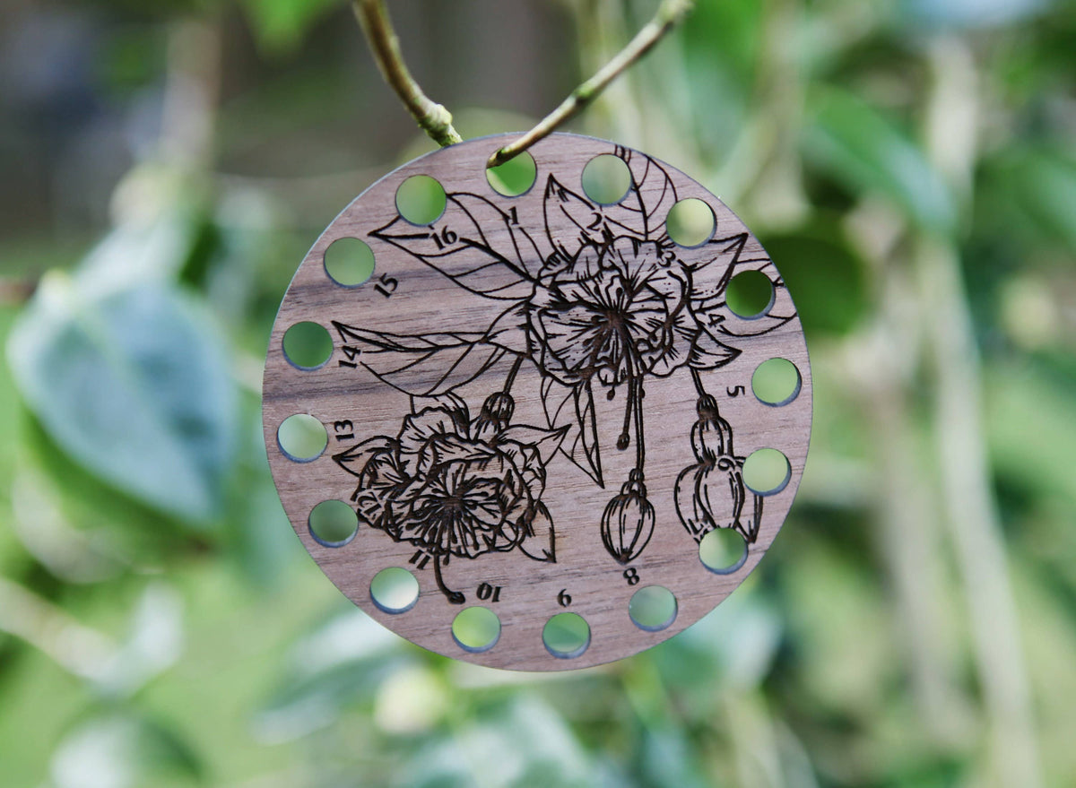 Organizador circular de madera de nogal para hilo de bordar de Sunrise Grove