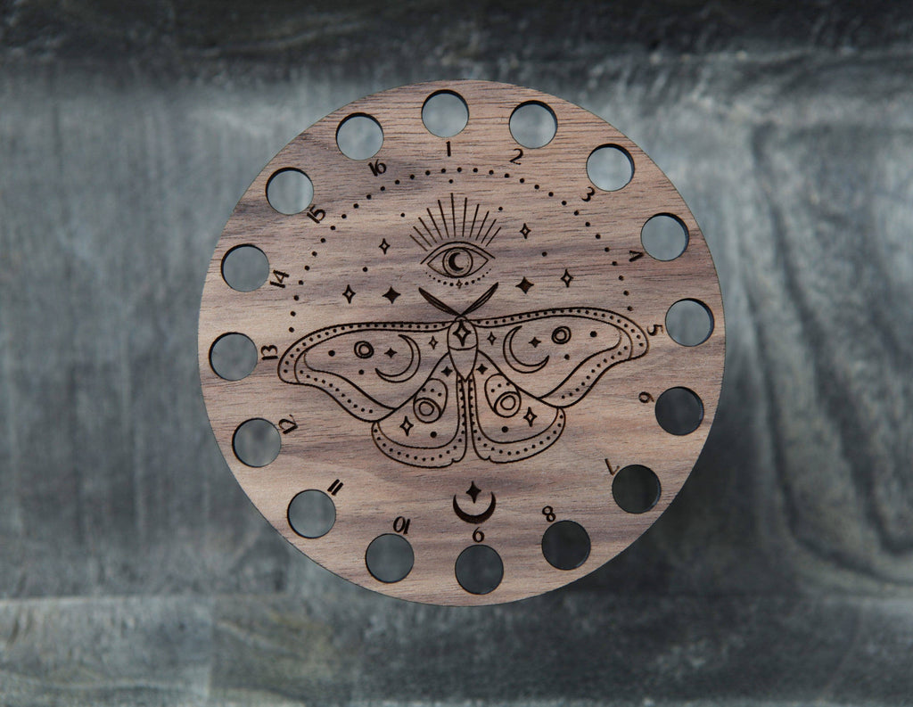 Organizador para hilo de bordar Mystical Moth, madera de nogal de Sunrise Grove