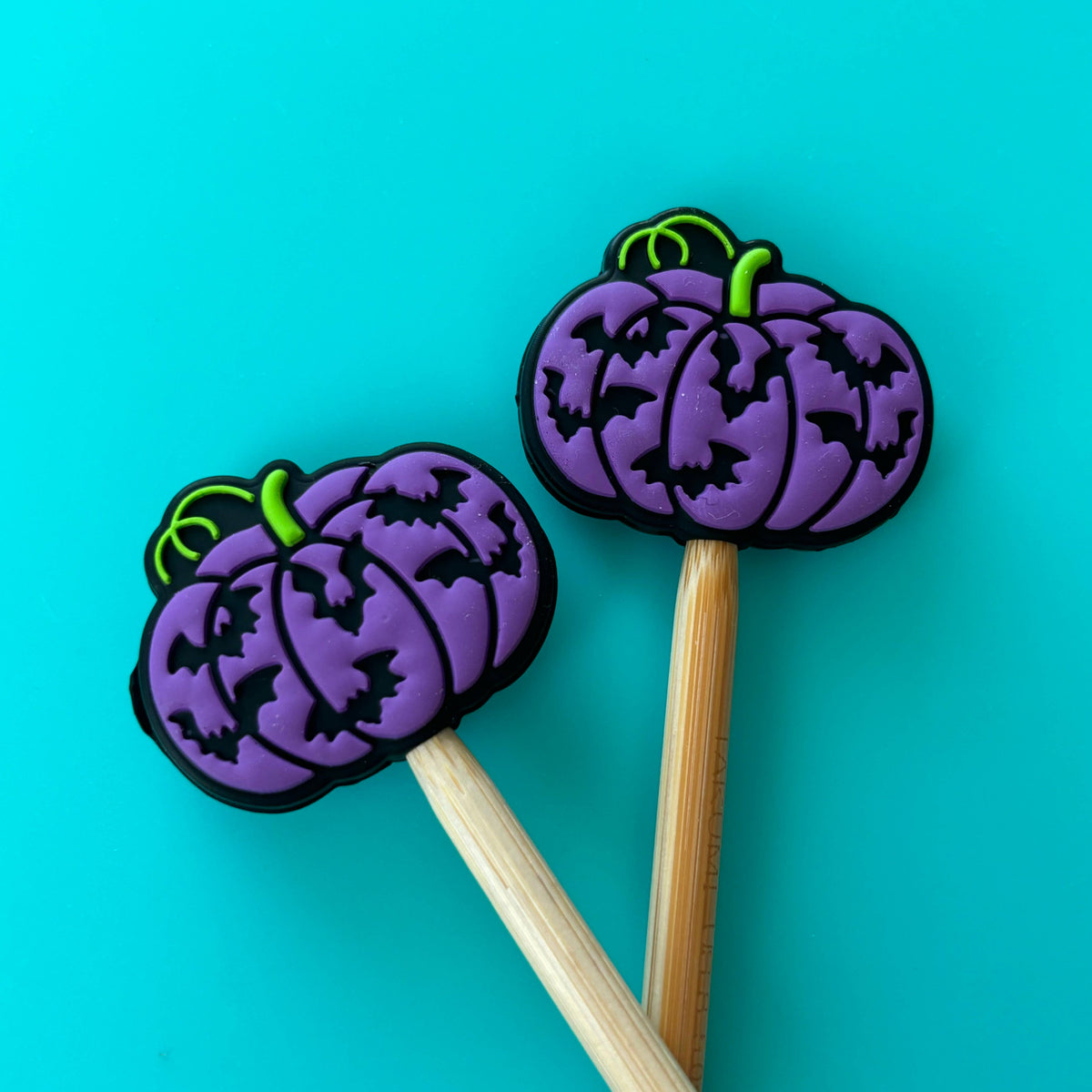 Protectores de puntas para agujas de tejer - murciélago y calabaza de Halloween de Comma Craft Co