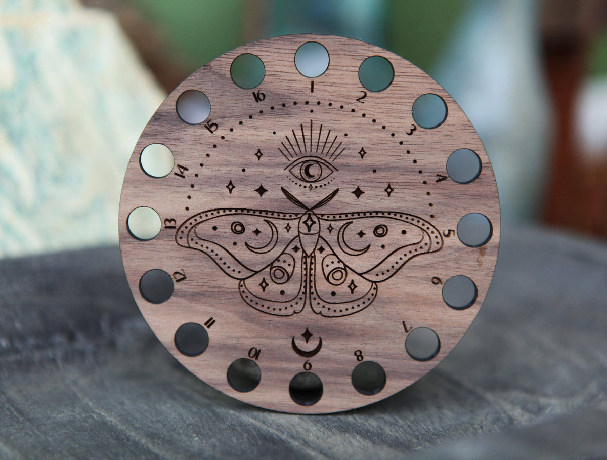 Organizador para hilo de bordar Mystical Moth, madera de nogal de Sunrise Grove