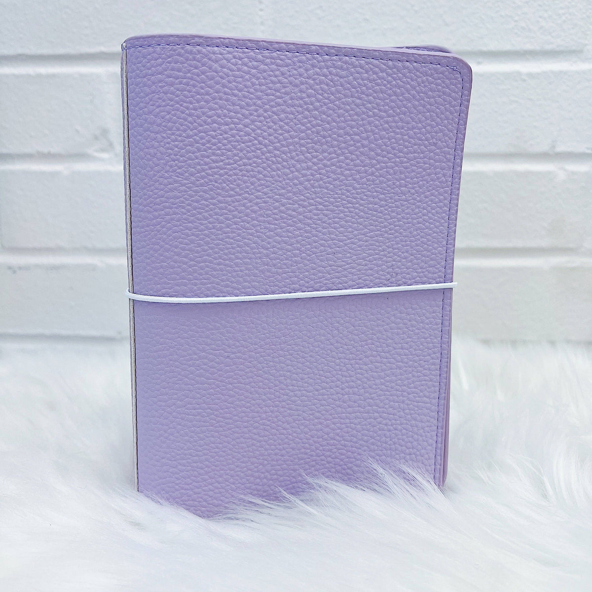 Cuaderno de viaje (Traveler's Notebook) BEE-6 Pastel Lilac | Para repuestos y cuadernos de 5 x 7 in (13 x 18 cm) de The HoneyBShop