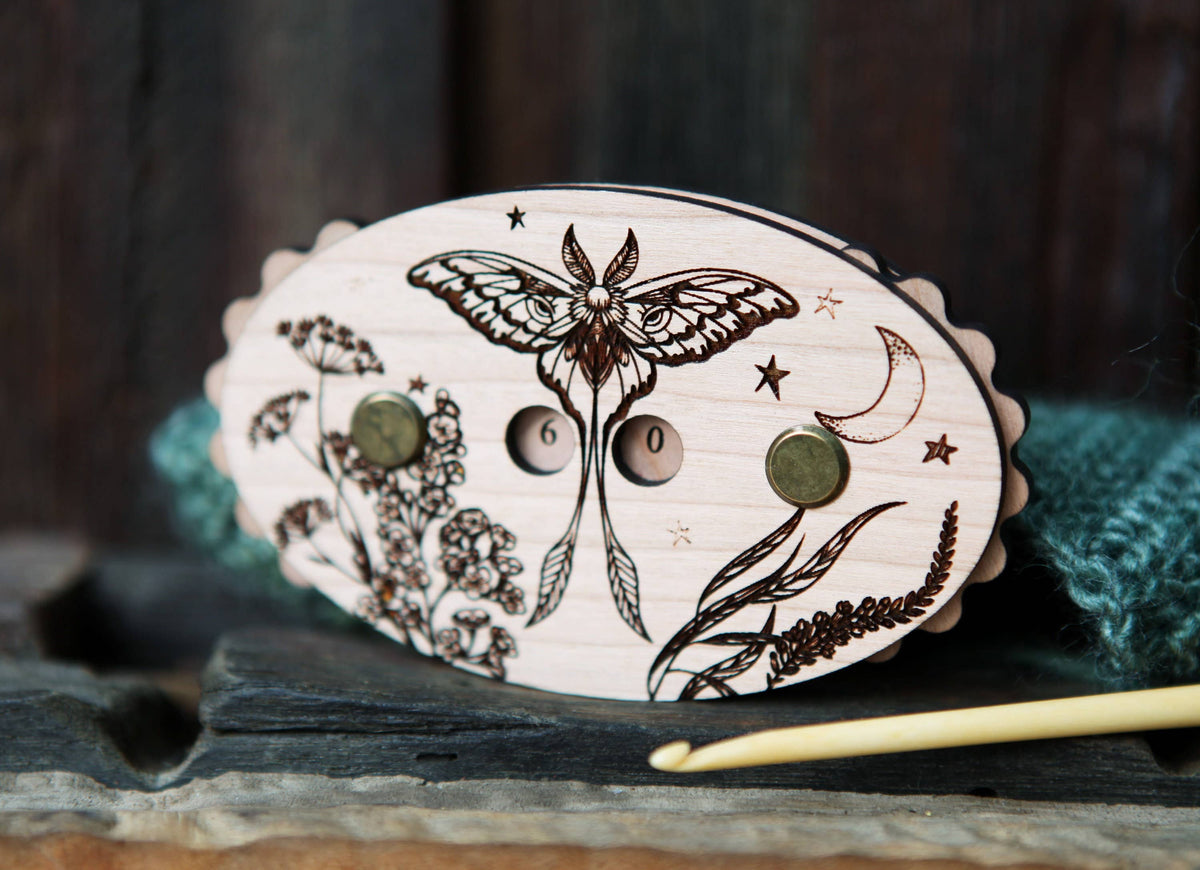 Contador de vueltas Luna Moth de madera de cerezo, con estrellas y luna de Sunrise Grove