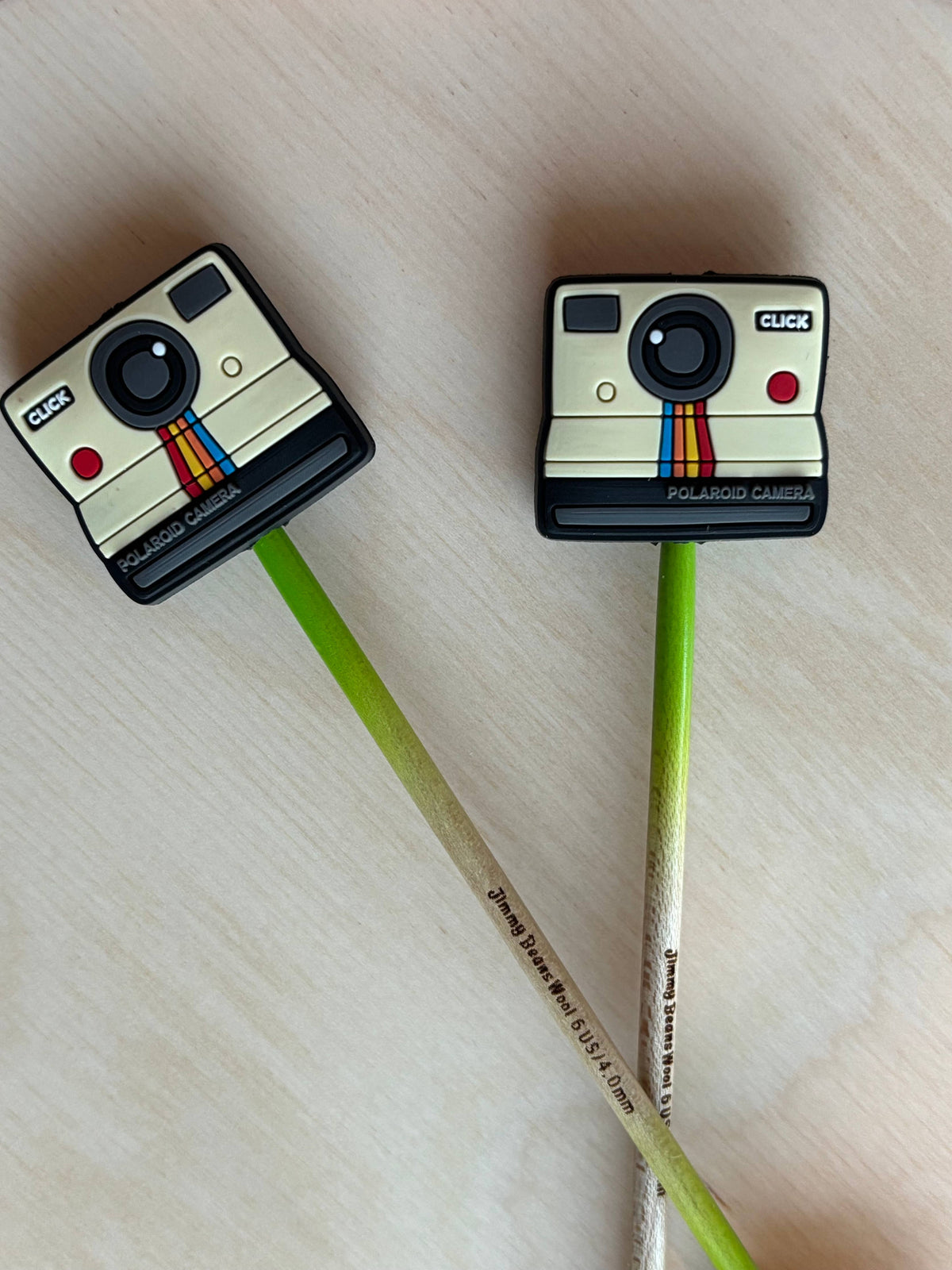 Protectores de puntas para agujas de tejer - cámara Polaroid retro de Comma Craft Co