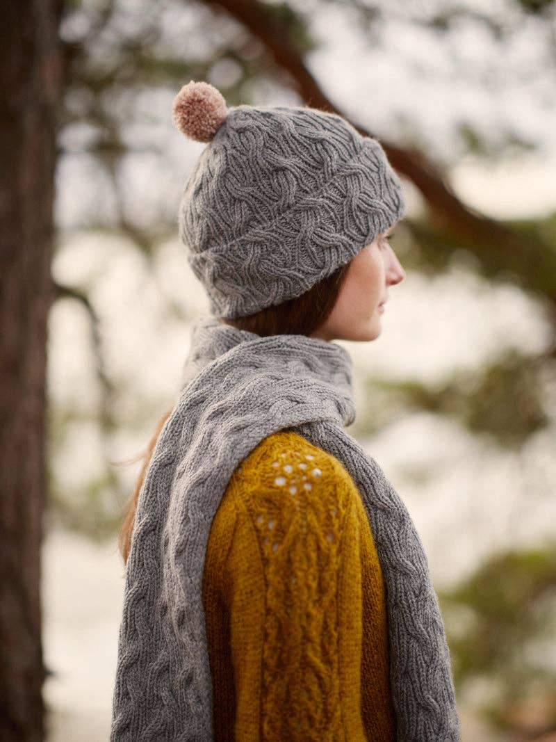 Entwined: Cables, Lace and Knitted Textures de Laine Publishing