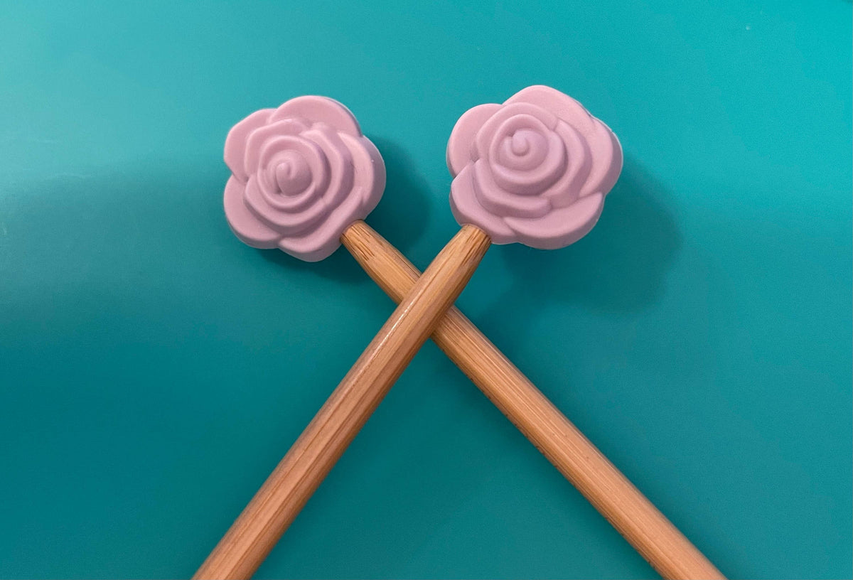 Flores realistas, naturaleza, rosas, hojas de monstera: Lavender Rose de Comma Craft Co