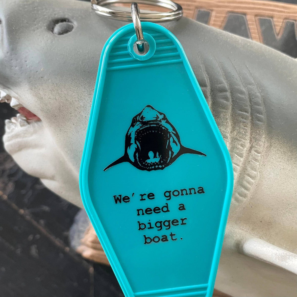 Llavero de motel: Jaws, We're gonna need a bigger boat. de The 3 Sisters Design Co.