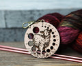Medidor de agujas de madera de cerezo con oveja y broche de bronce de Sunrise Grove
