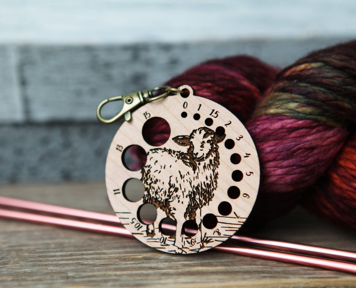 Medidor de agujas de madera de cerezo con oveja y broche de bronce de Sunrise Grove