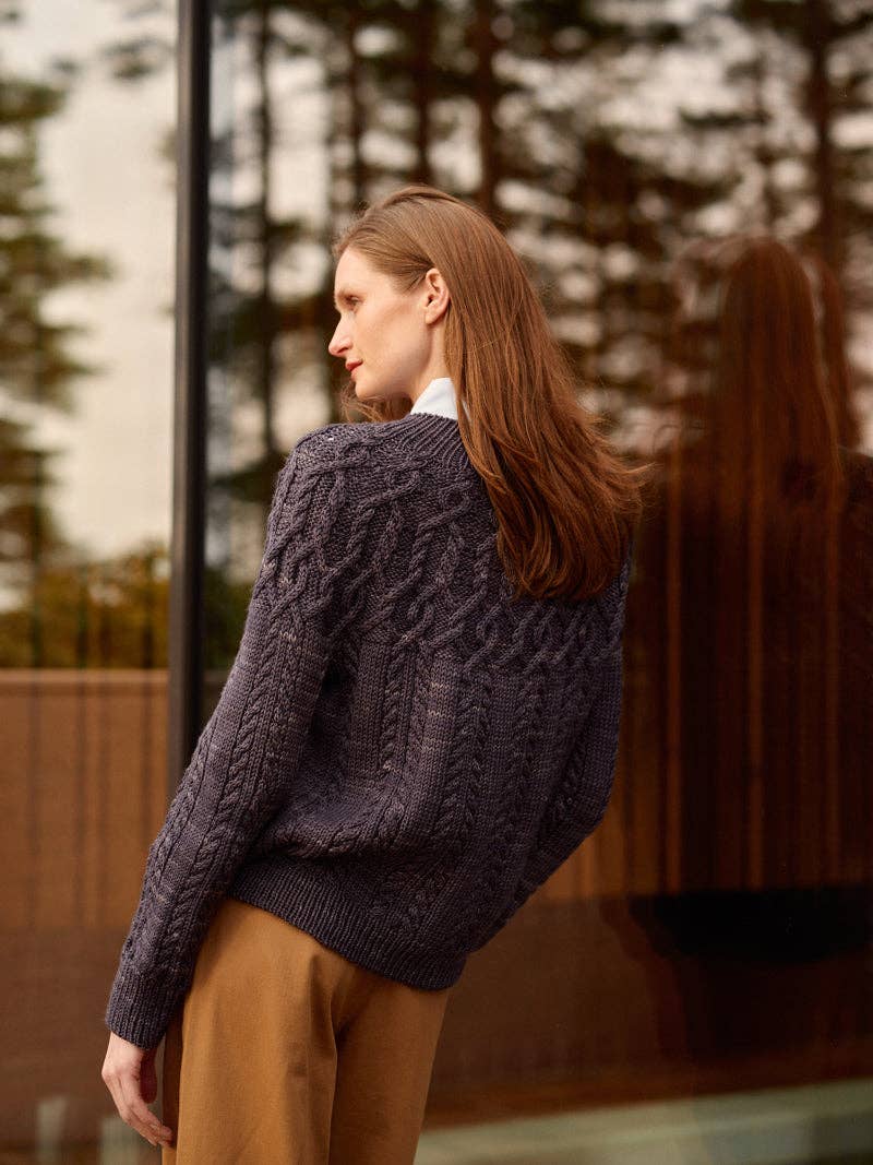 Entwined: Cables, Lace and Knitted Textures de Laine Publishing
