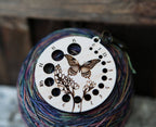 Medidor de agujas de mariposa con flor y broche de bronce de Sunrise Grove