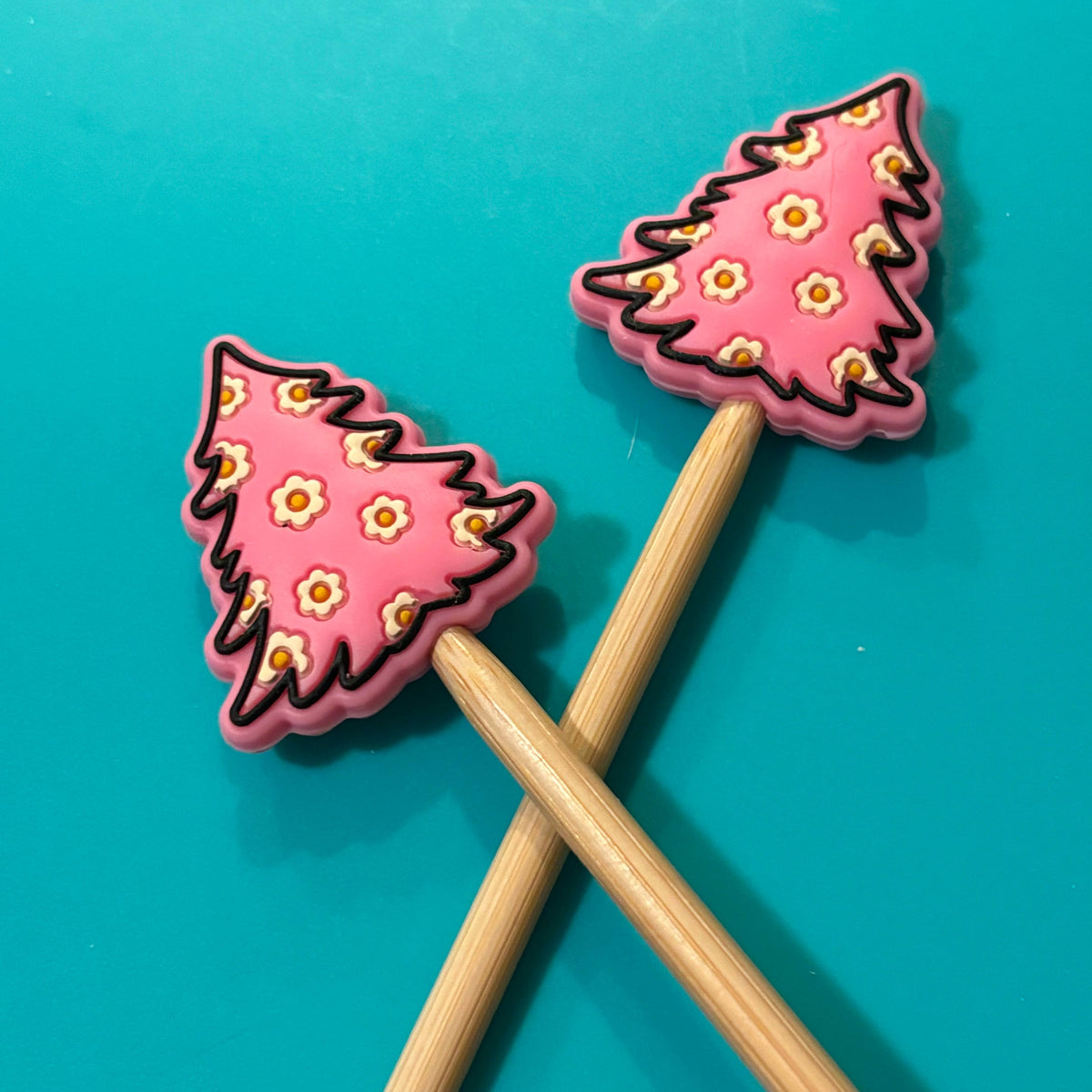 Protectores de puntas para agujas de tejer, árbol de Navidad con flores rosas de Comma Craft Co