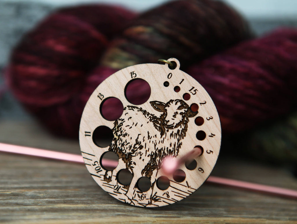 Medidor de agujas de madera de cerezo con oveja y broche de bronce de Sunrise Grove
