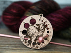 Medidor de agujas de madera de cerezo con oveja y broche de bronce de Sunrise Grove