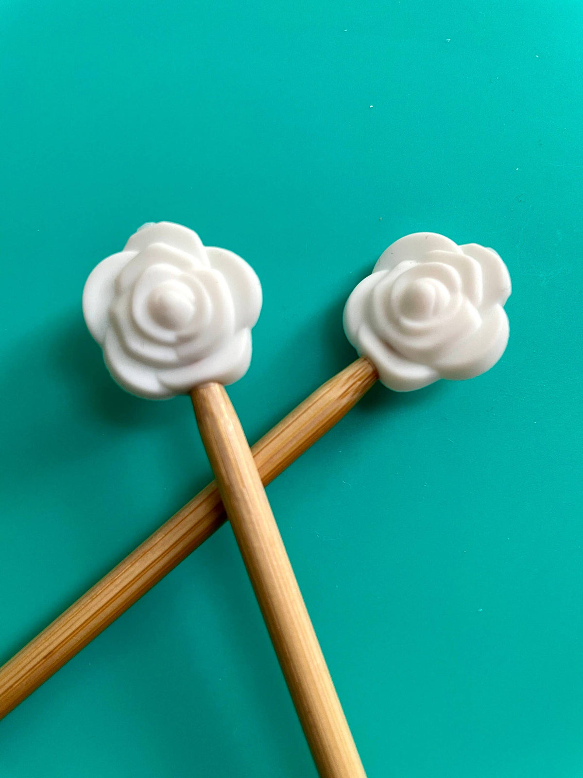 Flores realistas, naturaleza, rosas, hojas de monstera: Lavender Rose de Comma Craft Co