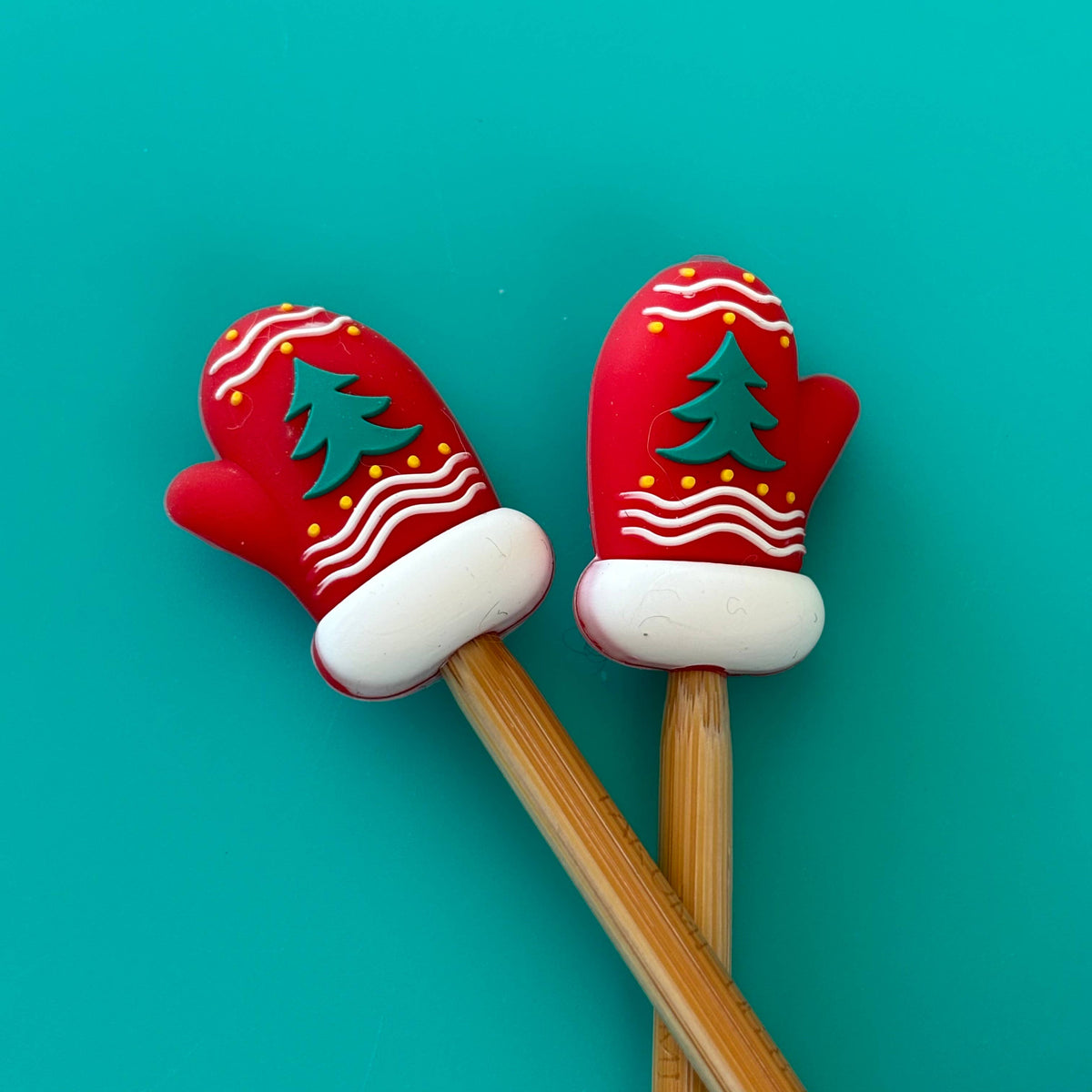 Protectores de puntas para agujas de tejer, árbol de Navidad rojo y mitones de Comma Craft Co