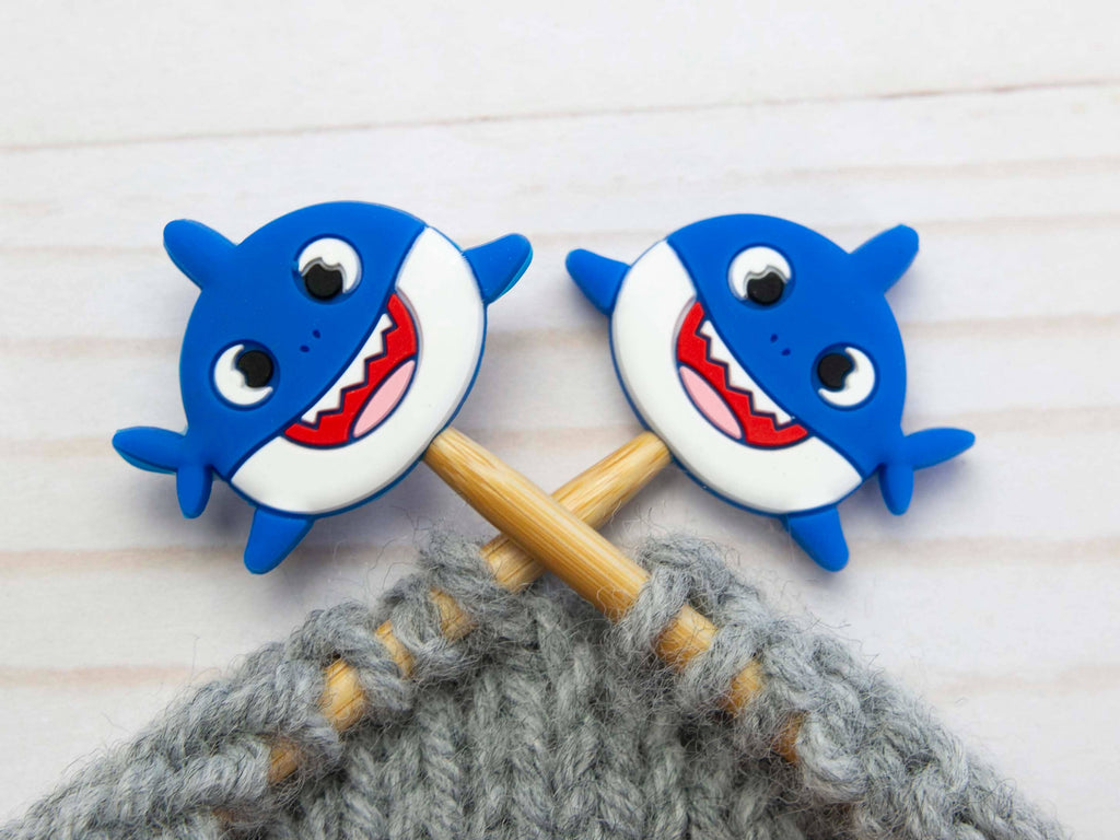 Baby Shark | Stitch Stoppers, accesorios para tejer, de Fox & Pine Stitches