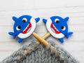 Baby Shark | Stitch Stoppers, accesorios para tejer, de Fox & Pine Stitches
