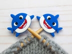 Baby Shark | Stitch Stoppers, accesorios para tejer, de Fox & Pine Stitches