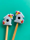 Primavera, casita para pájaros, flores y pájaro azul: regalo de jardinería de Comma Craft Co