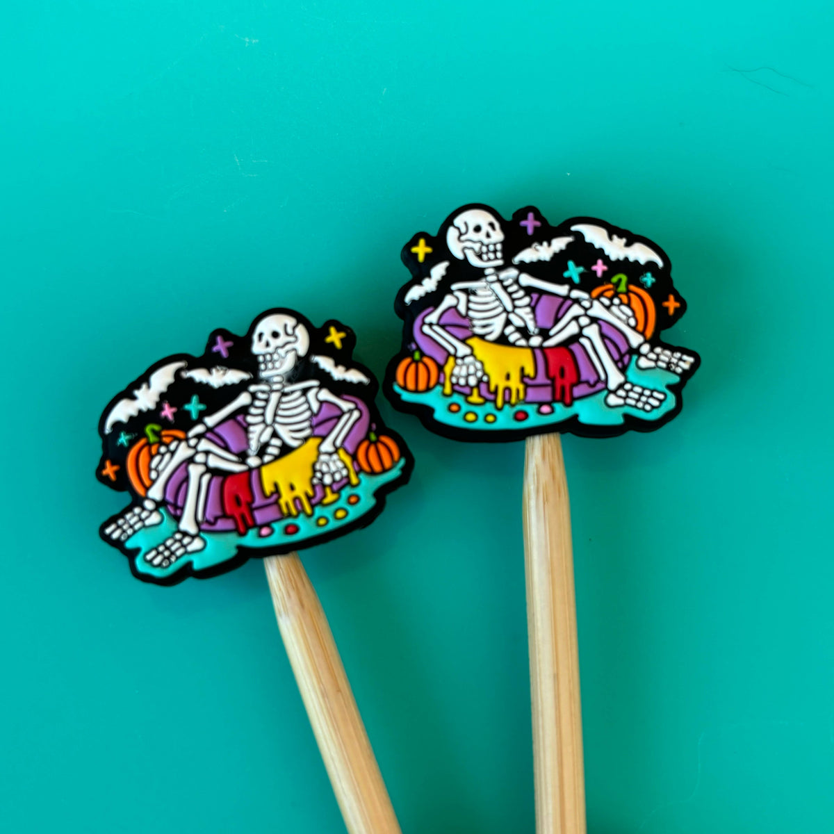 Protectores de puntas para agujas de tejer esqueleto de Halloween en la alberca de Comma Craft Co