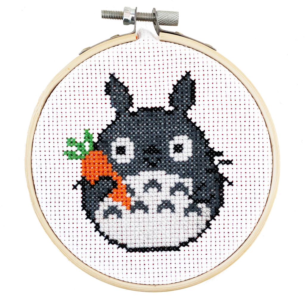 Totoro with Carrot: kit DIY de punto de cruz de TheCloudFactory