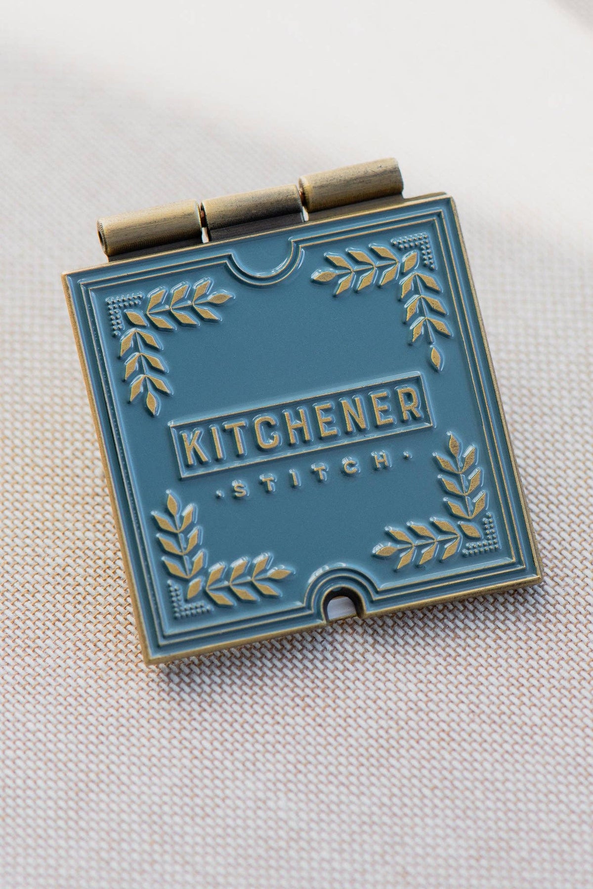 Pin de punto Kitchener de Quince & Co.