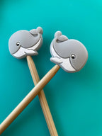 Protectores de puntas para agujas de tejer - ballena gris de Comma Craft Co