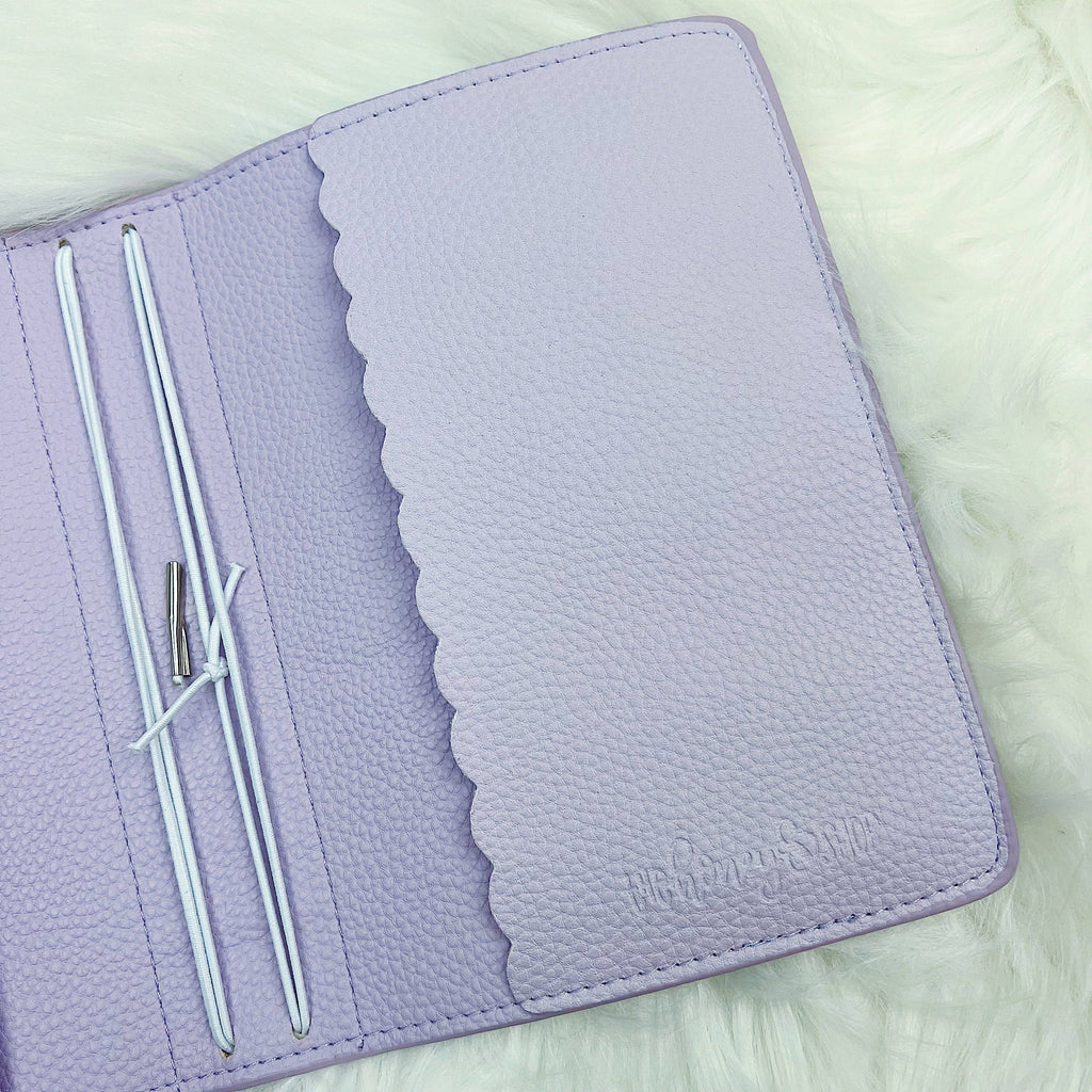 Cuaderno de viaje (Traveler's Notebook) BEE-6 Pastel Lilac | Para repuestos y cuadernos de 5 x 7 in (13 x 18 cm) de The HoneyBShop