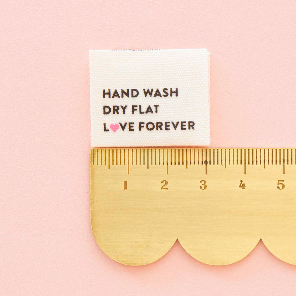 Etiquetas de algodón orgánico "Hand Wash Dry Flat" para tejido y costura de Sarah Hearts