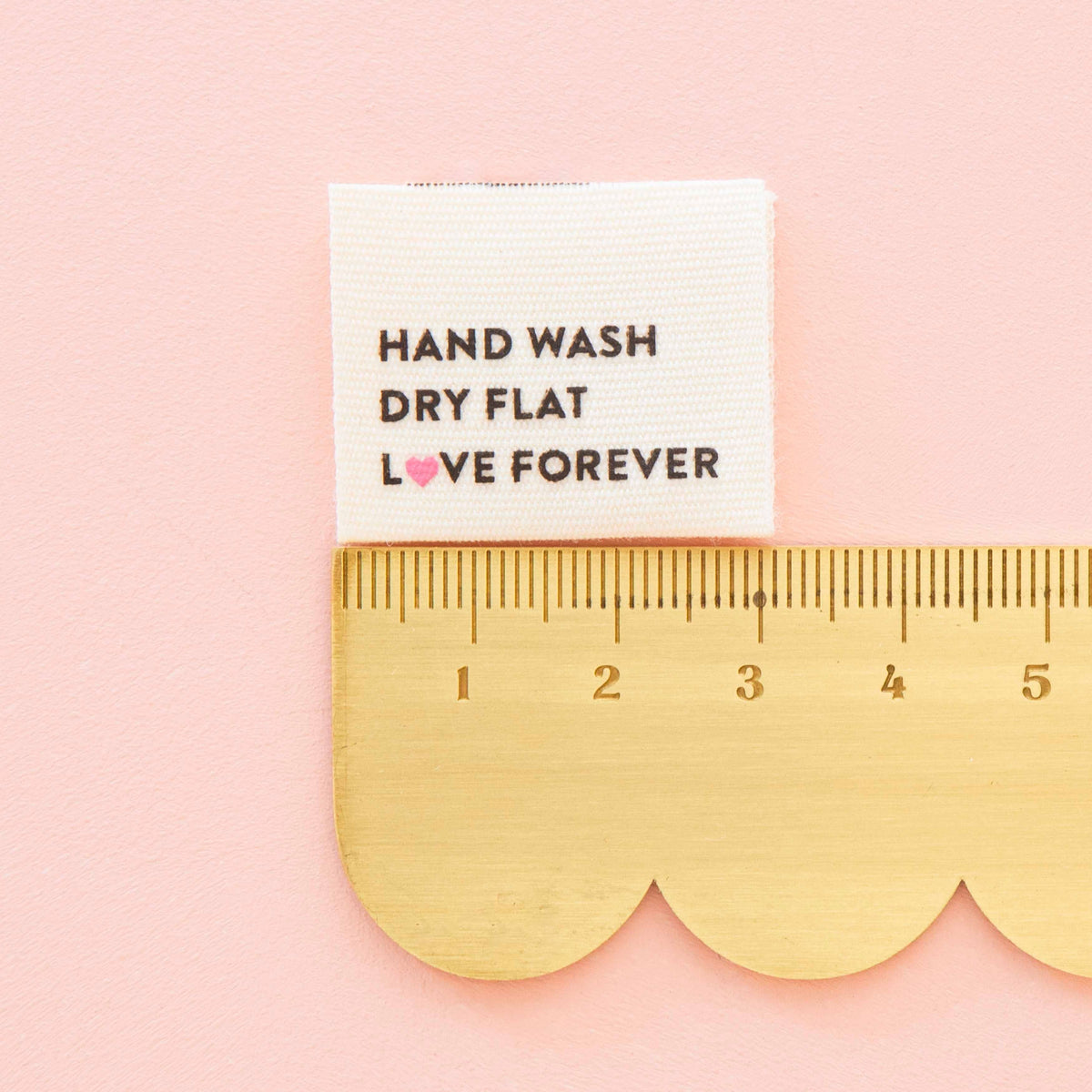 Etiquetas de algodón orgánico "Hand Wash Dry Flat" para tejido y costura de Sarah Hearts
