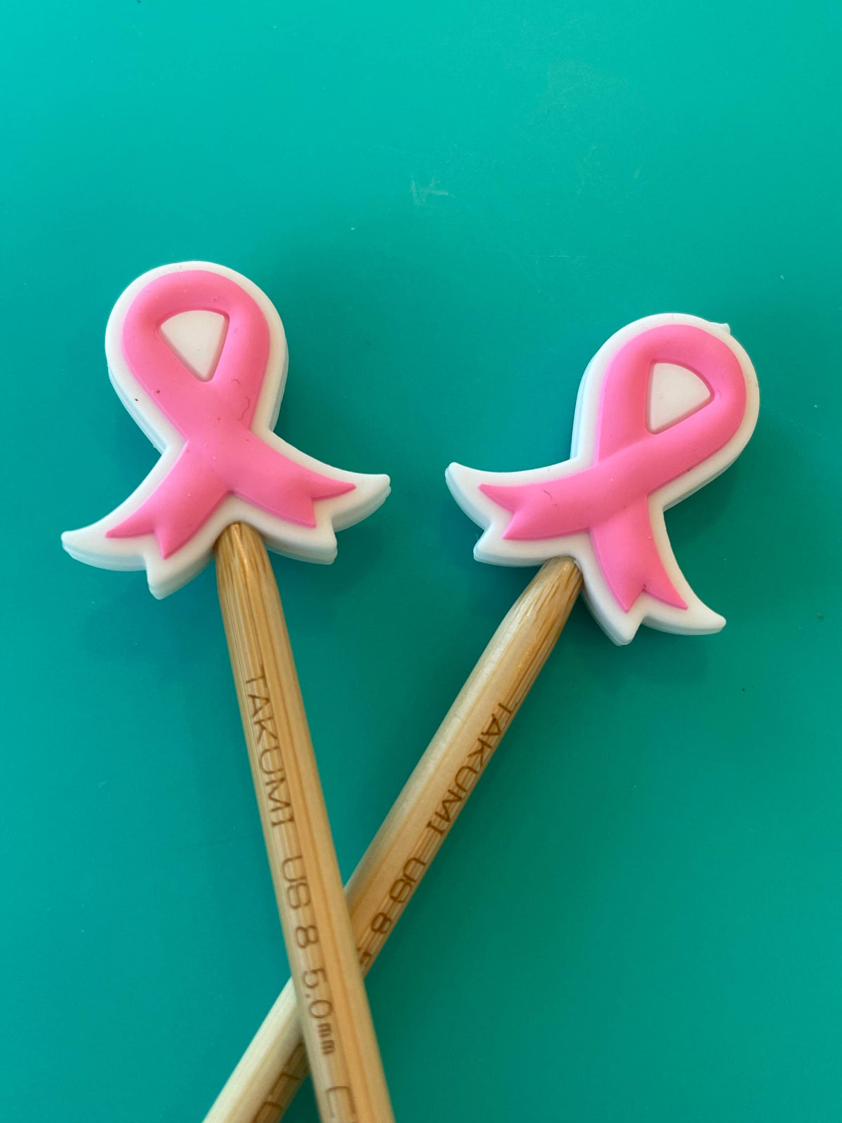 Protector de puntas para agujas de tejer listón rosa de concientización sobre el cáncer de Comma Craft Co