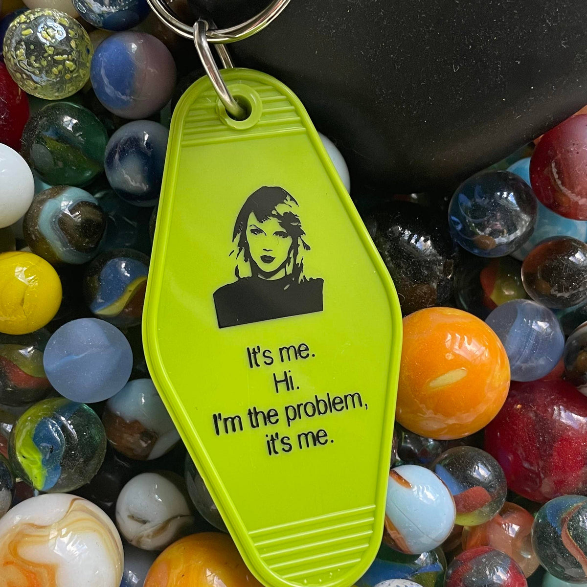Llavero de motel: Taylor Swift, frase (It's me. hi. I'm the.. de The 3 Sisters Design Co.