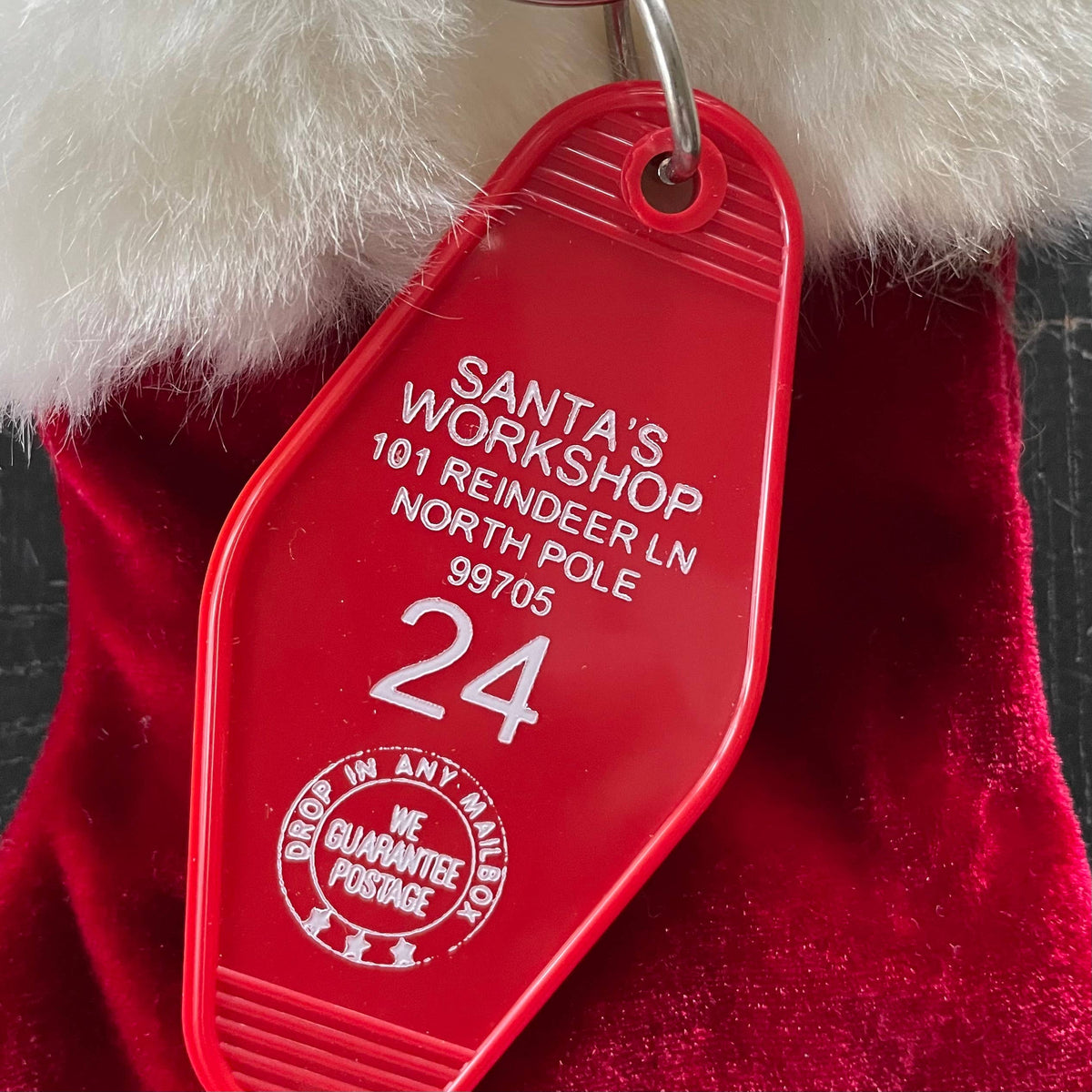 Llavero de motel: Santa's Workshop de The 3 Sisters Design Co.