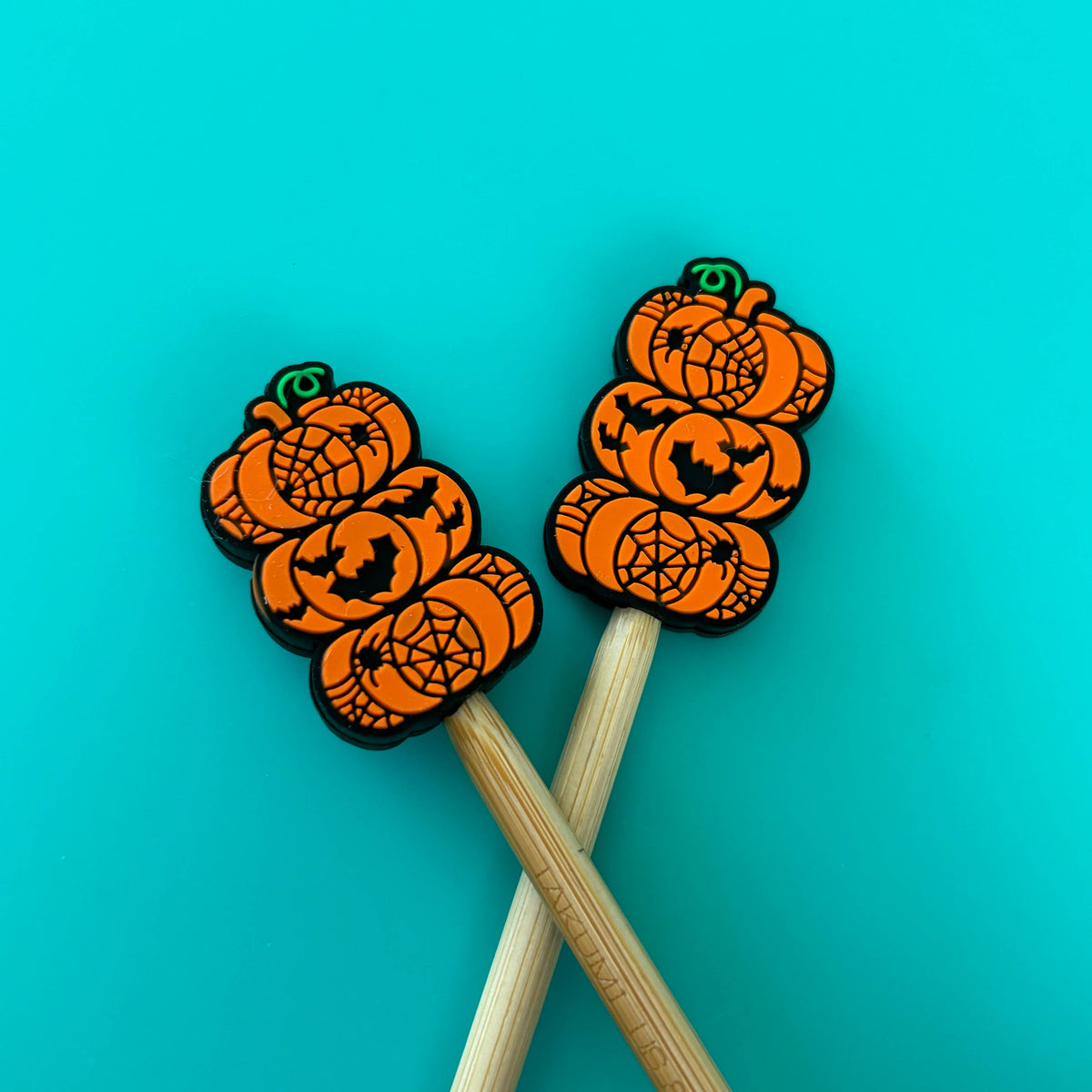 Protectores de puntas para agujas de tejer - Halloween, 3 calabazas apiladas, de Comma Craft Co