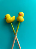 Protectores de puntas para agujas de tejer - patito de hule amarillo de Comma Craft Co