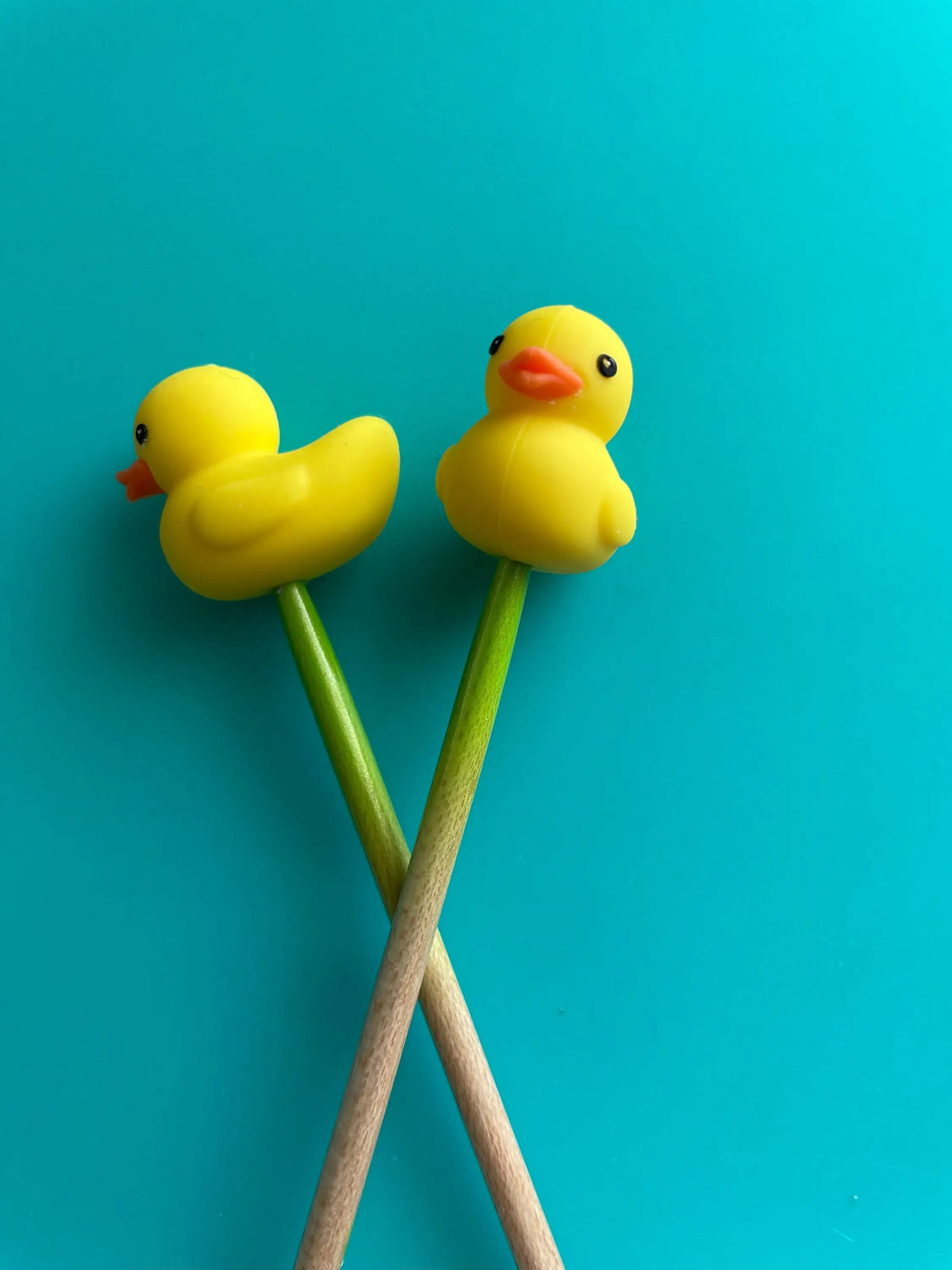 Protectores de puntas para agujas de tejer - patito de hule amarillo de Comma Craft Co