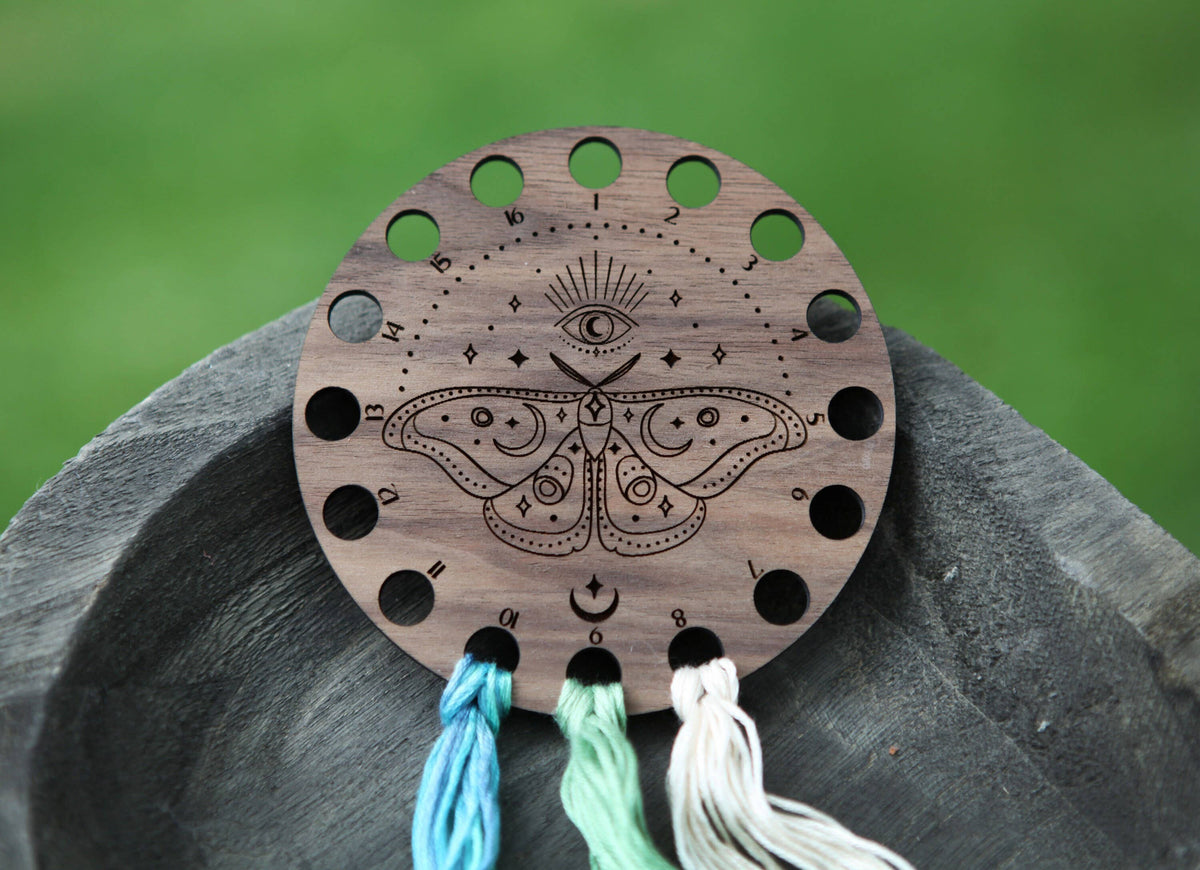 Organizador para hilo de bordar Mystical Moth, madera de nogal de Sunrise Grove
