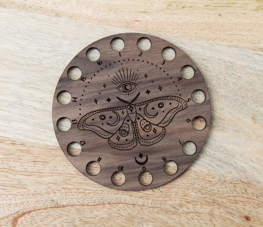 Organizador para hilo de bordar Mystical Moth, madera de nogal de Sunrise Grove